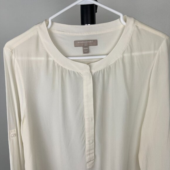 Sz M- Banana Republic Silk‎ Cream Roll-up Sleeve Snap Button Half Placket Blouse - Picture 3 of 13